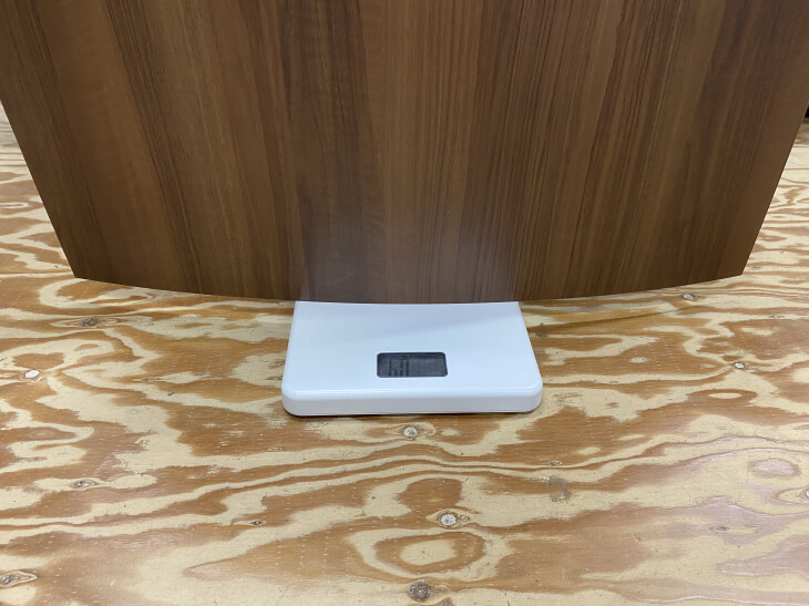 メラミン化粧板の重さを計量しました。