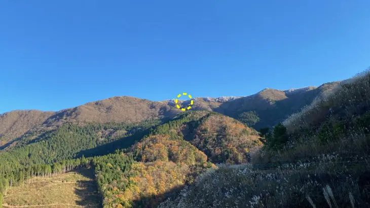 堂山権現の聖地は美川峰の岩窟にあります。